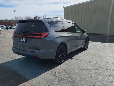 Used 2023 Chrysler Pacifica Limited w/ S Appearance Package image 14