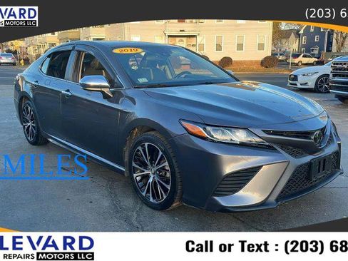 Used 2019 Toyota Camry SE image 1