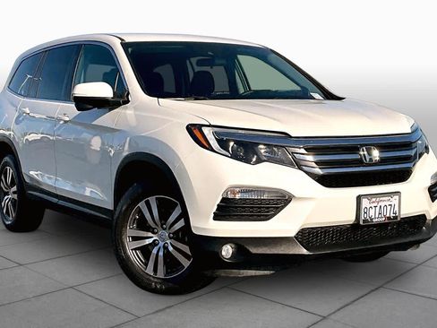 Used 2017 Honda Pilot EX image 2