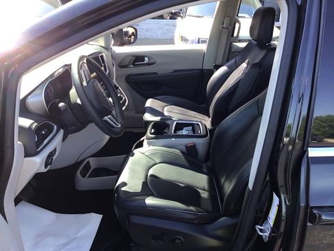 Certified 2023 Chrysler Pacifica Touring-L FWD image 10