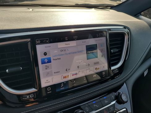 New 2026 Chrysler Pacifica Select image 18