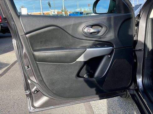 Used 2018 Jeep Cherokee Latitude Plus w/ Comfort/Convenience Group image 22