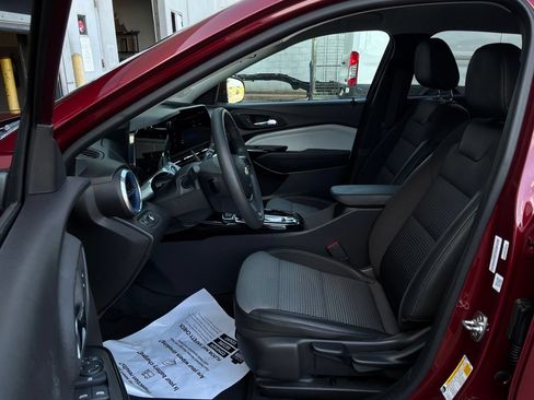 Used 2025 Chevrolet Trax LT FWD image 10