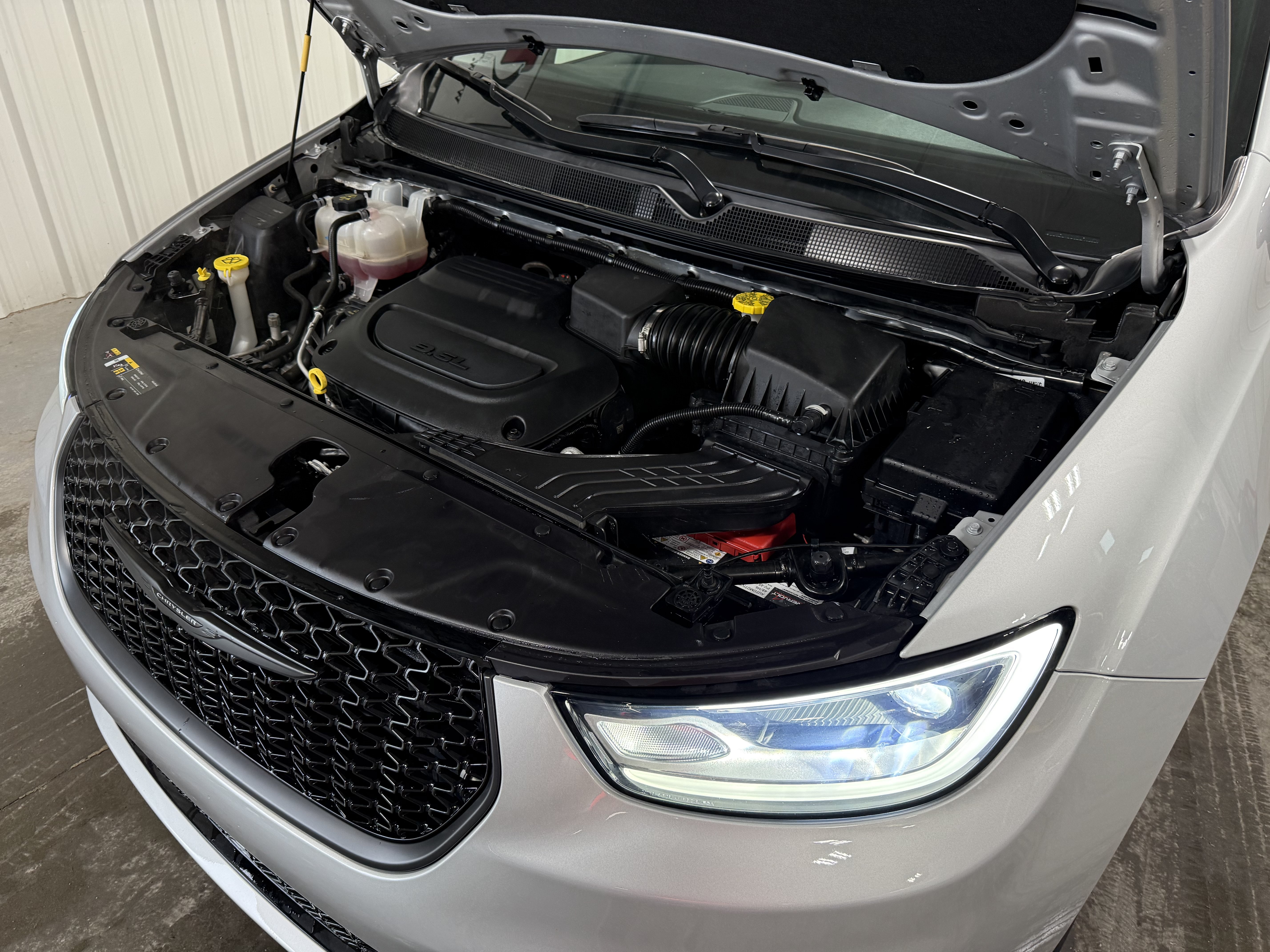 Used 2024 Chrysler Pacifica Touring-L w/ S Appearance Package FWD image 16
