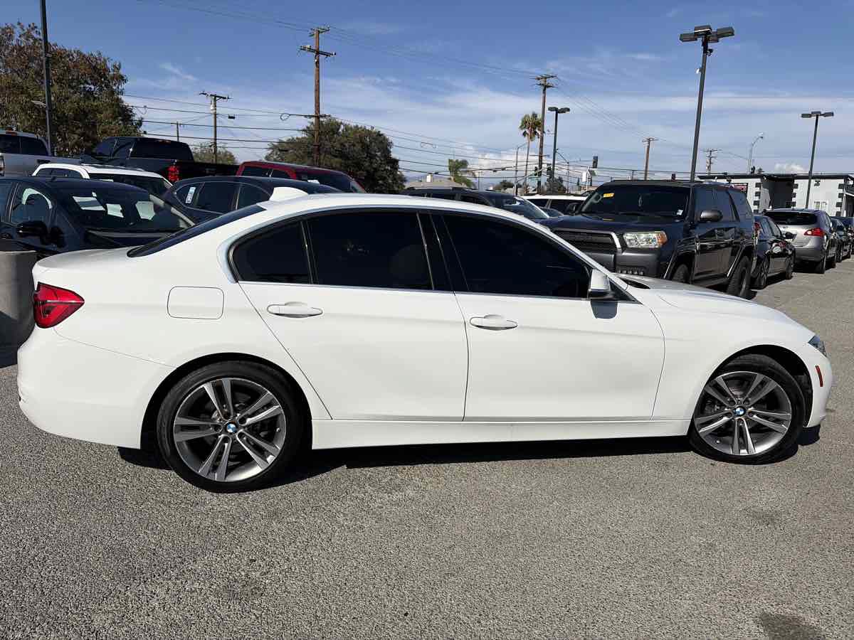 Used 2018 BMW 330i Sedan w/ Convenience Package RWD image 4