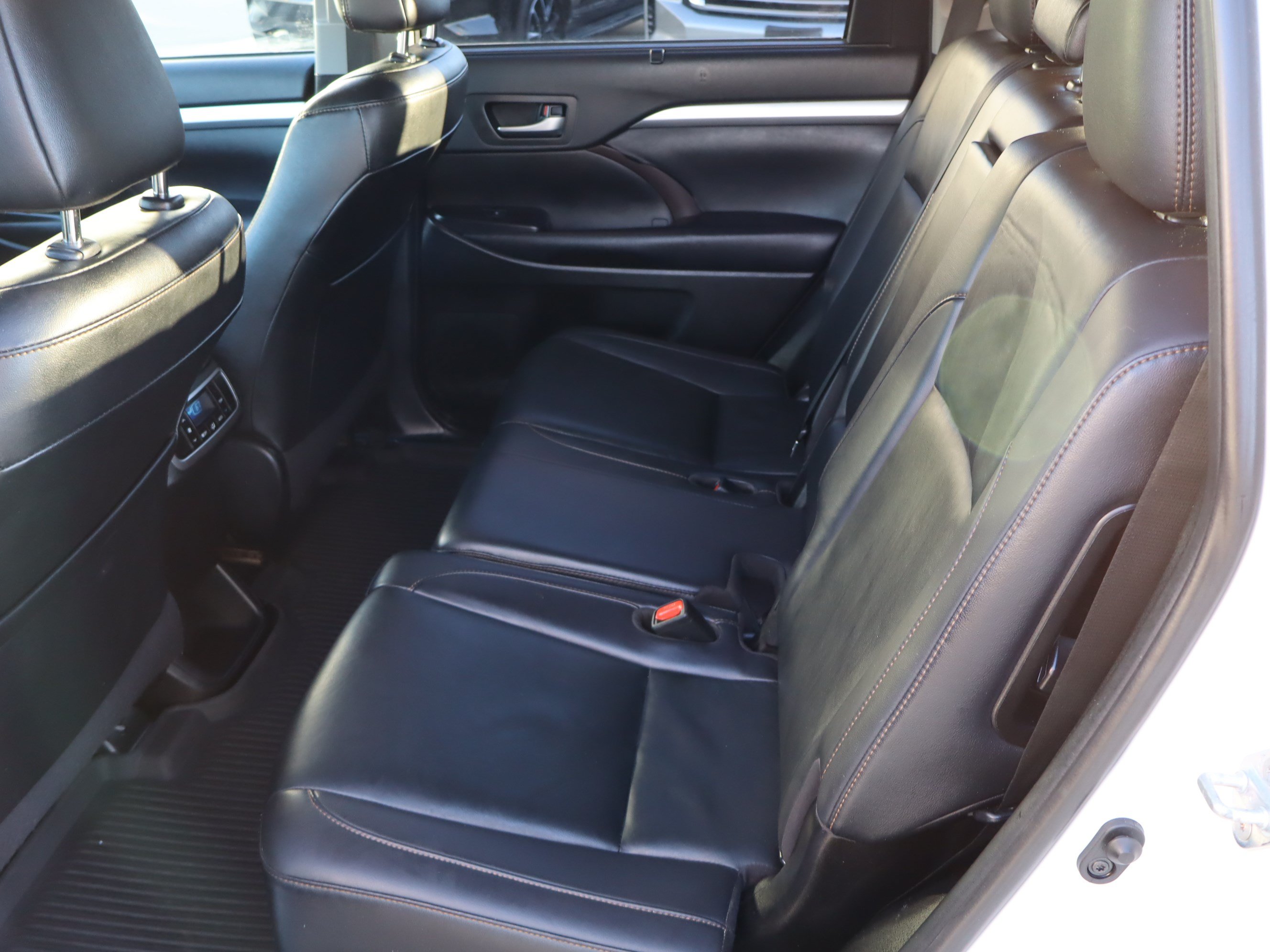Used 2019 Toyota Highlander XLE AWD/4WD image 34