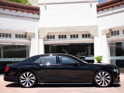 Used 2022 Bentley Flying Spur Plug-In Hybrid AWD/4WD image 5