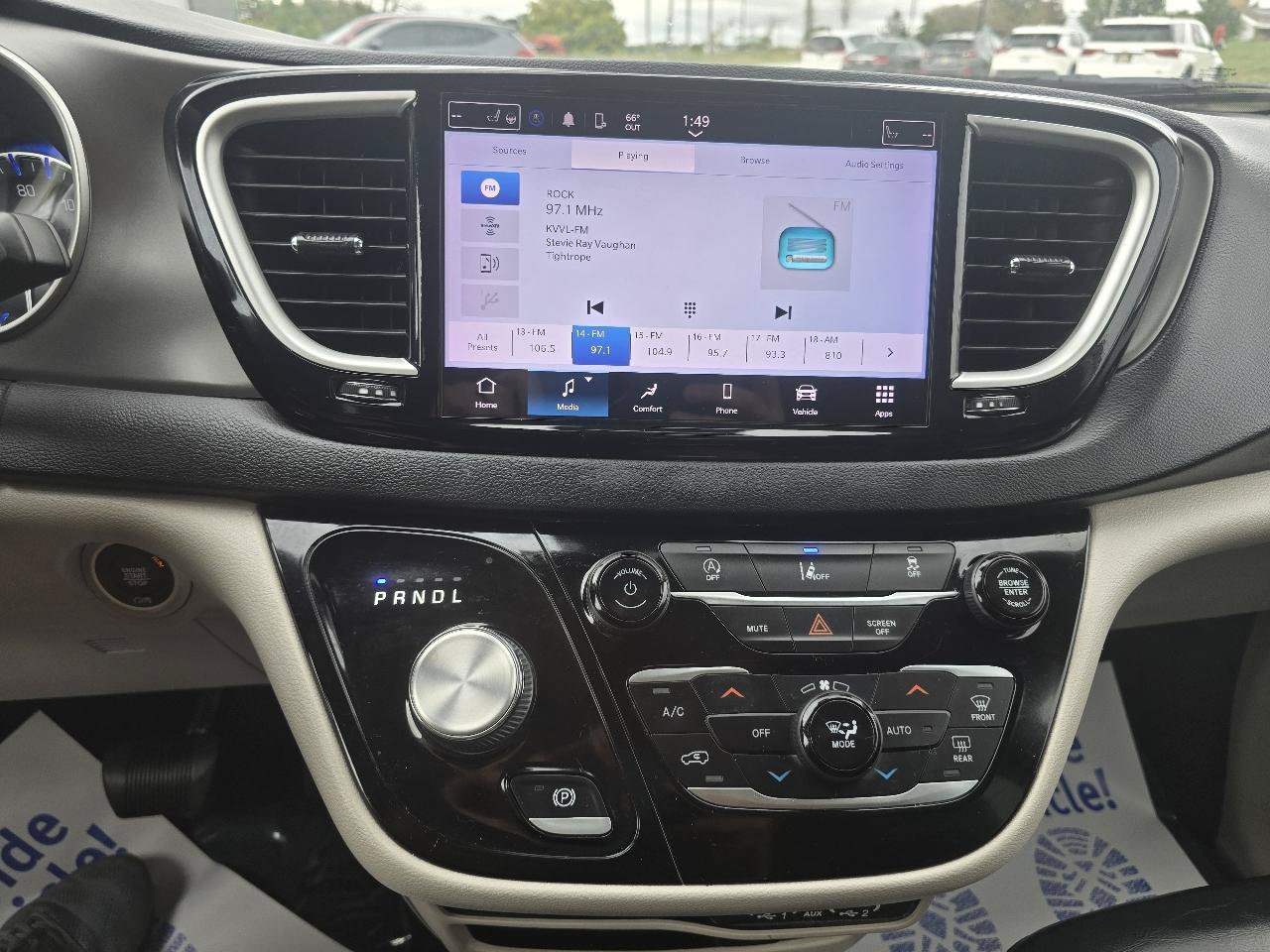 Used 2022 Chrysler Pacifica Touring-L FWD image 28