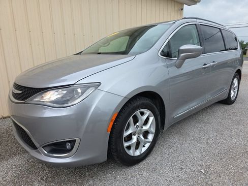 Used 2017 Chrysler Pacifica Touring-L w/ Tire & Wheel Group FWD image 13