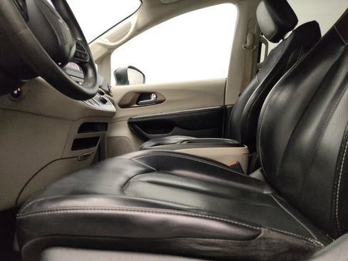 Used 2021 Chrysler Voyager Lxi FWD image 17