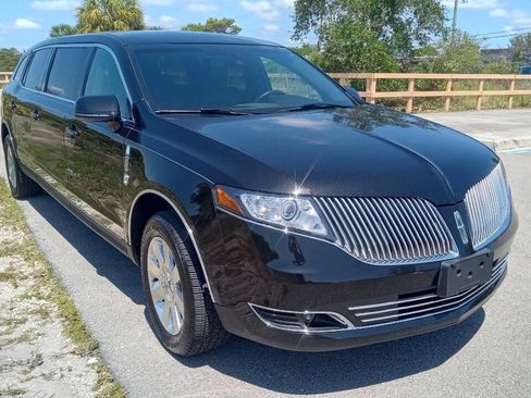 Used 2014 Lincoln MKT AWD image 4