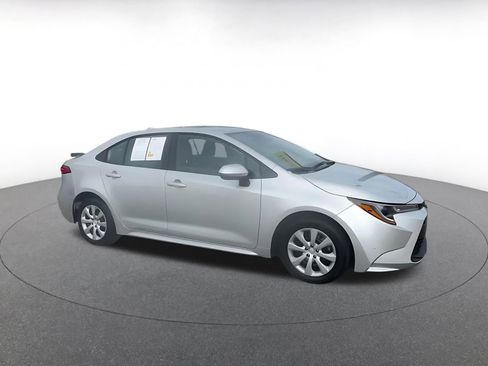 Used 2025 Toyota Corolla LE image 2