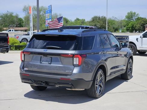 Used 2025 Ford Explorer ST-Line w/ ST-Line Street Pack AWD/4WD image 7