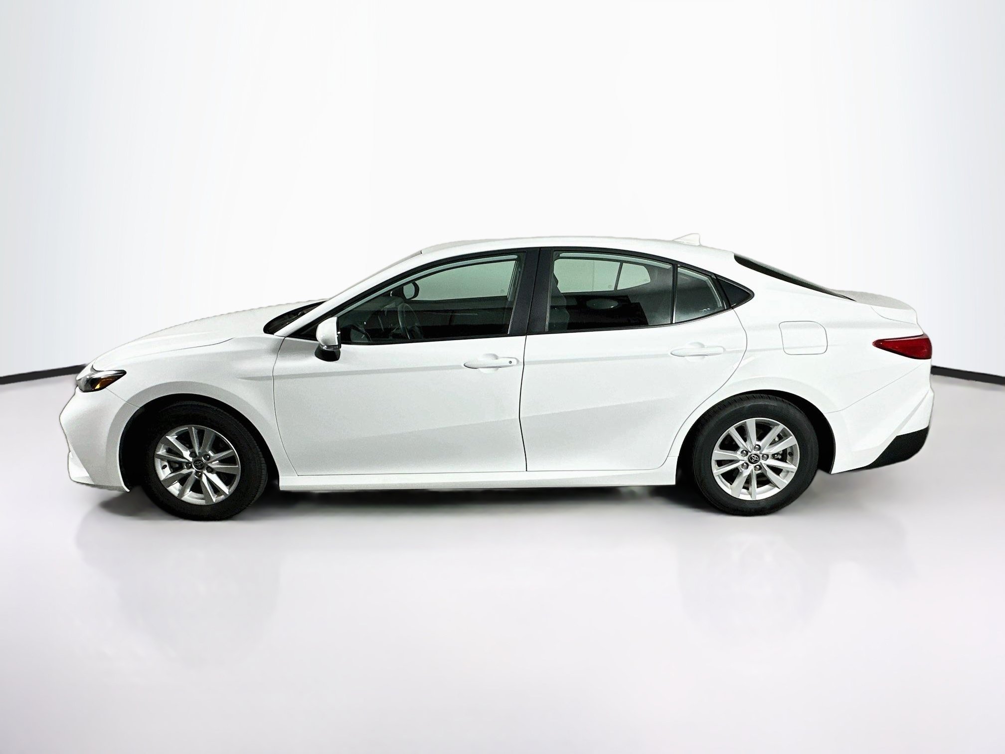 Used 2025 Toyota Camry LE FWD image 4