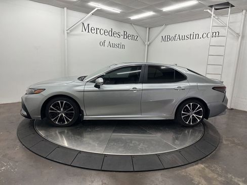 Used 2022 Toyota Camry SE image 4