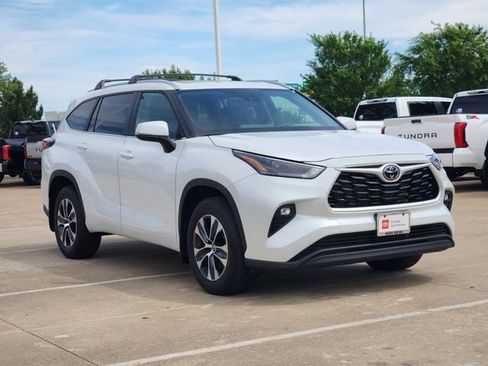 Used 2024 Toyota Highlander XLE image 2