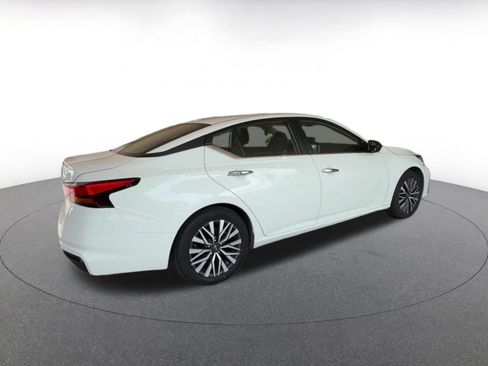 Used 2025 Nissan Altima 2.5 SV FWD image 15