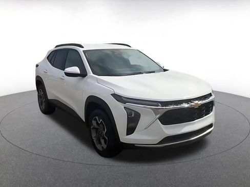 Used 2025 Chevrolet Trax LT FWD image 3