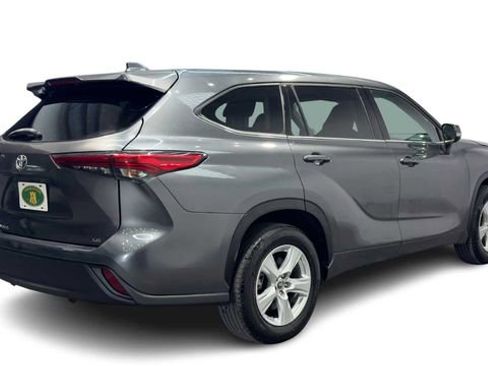 Used 2020 Toyota Highlander LE FWD image 2