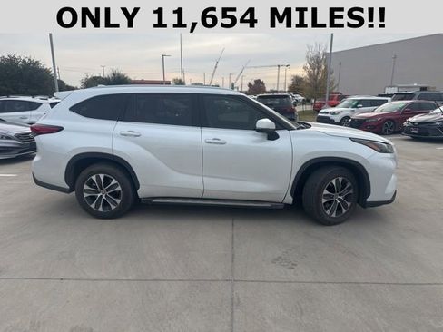 Used 2022 Toyota Highlander XLE image 2