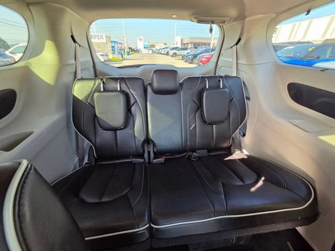 Used 2023 Chrysler Pacifica Limited FWD image 31