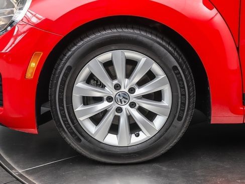 Used 2018 Volkswagen Beetle 2.0T S FWD image 8
