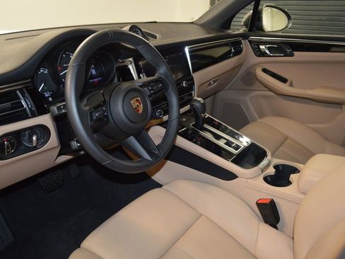 Certified 2025 Porsche Macan AWD/4WD image 4