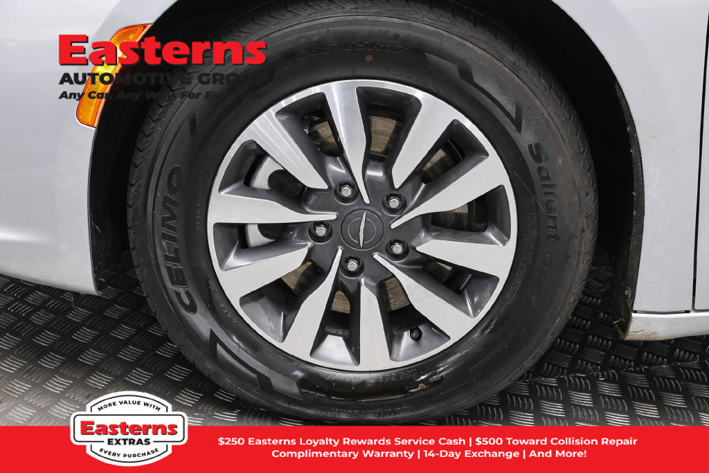 Used 2023 Chrysler Pacifica Limited FWD image 34
