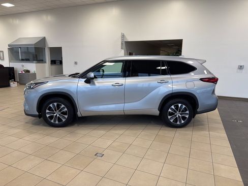 Used 2020 Toyota Highlander XLE image 2