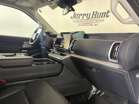 Used 2025 Ford Expedition Active AWD/4WD image 33