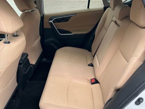 Used 2021 Toyota RAV4 LE AWD/4WD image 16