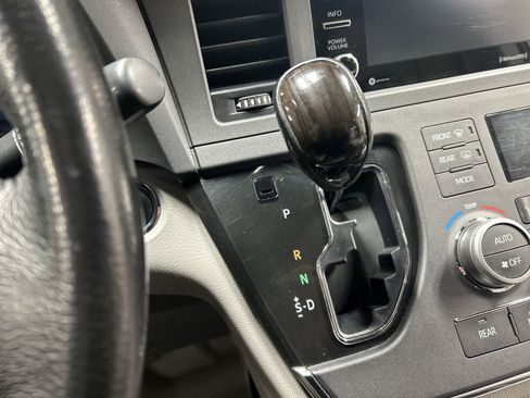 Used 2018 Toyota Sienna XLE Premium image 17