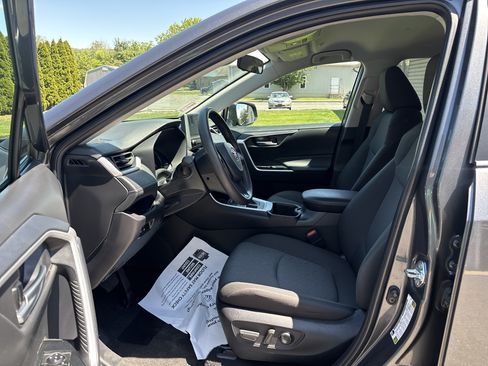 Used 2025 Toyota RAV4 XLE AWD/4WD image 13