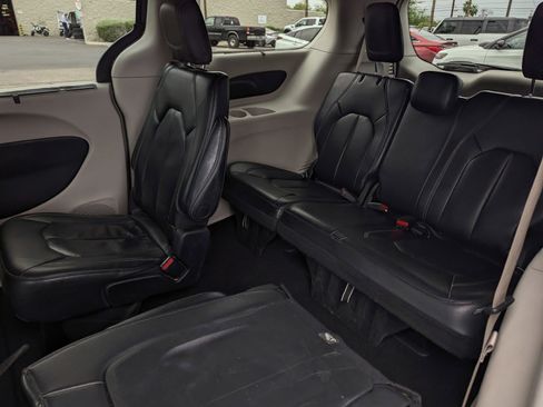 Used 2022 Chrysler Pacifica Touring-L FWD image 8