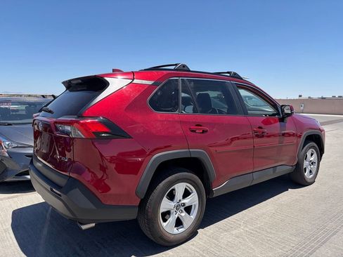 Used 2020 Toyota RAV4 XLE w/ Convenience Package FWD image 2