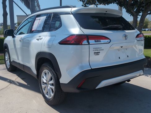 Certified 2022 Toyota Corolla Cross LE w/ Moonroof Package image 8