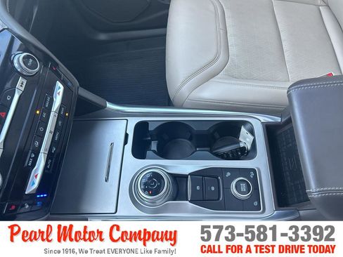 Used 2022 Ford Explorer Platinum w/ Premium Technology Package image 19
