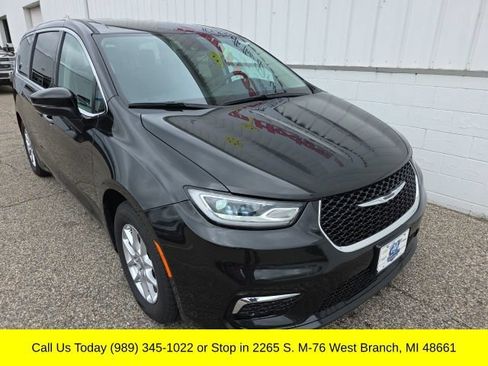 Used 2023 Chrysler Pacifica Touring-L FWD image 7
