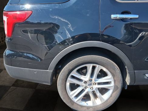 Used 2017 Ford Explorer Limited w/ Equipment Group 301A FWD image 8