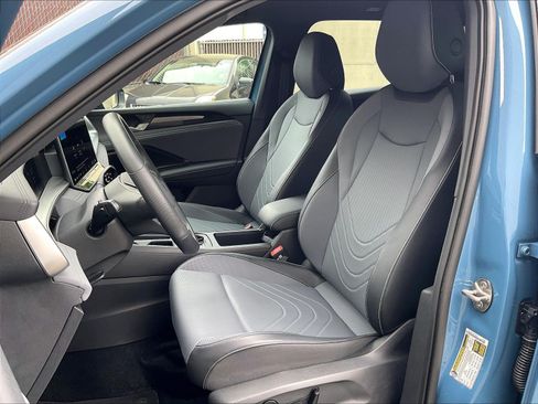 Certified 2025 Volkswagen Tiguan SE R-Line AWD/4WD image 24