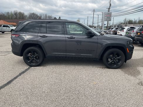 Used 2023 Jeep Grand Cherokee Altitude AWD/4WD image 4