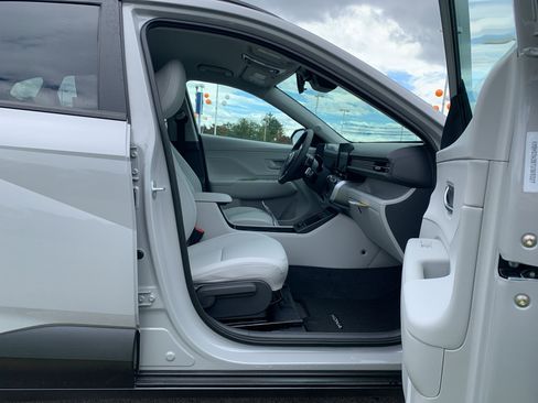 Used 2026 Hyundai Kona SEL Premium image 30