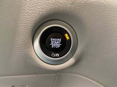 Used 2024 Chrysler Pacifica Touring-L FWD image 40