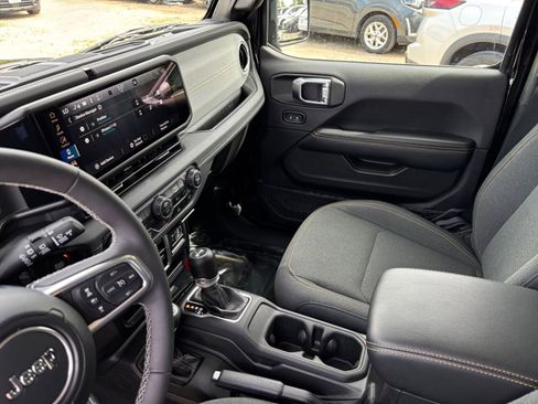 Used 2025 Jeep Wrangler Unlimited Sahara AWD/4WD image 42