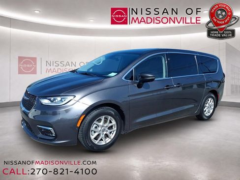 Used 2023 Chrysler Pacifica Touring-L FWD image 4