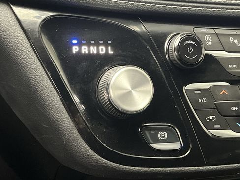 Used 2023 Chrysler Pacifica Touring FWD image 25