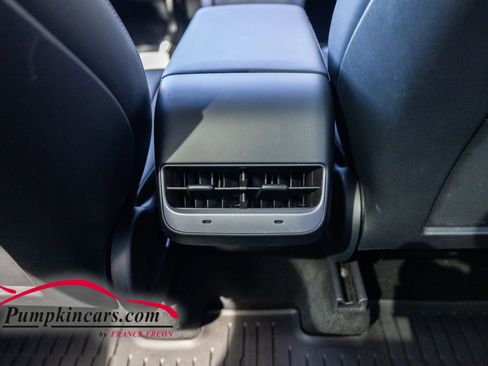 Used 2022 Tesla Model Y Long Range image 28