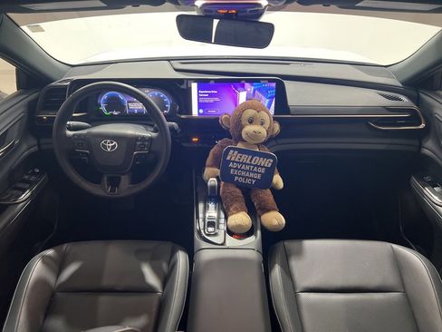 Used 2025 Toyota Crown XLE image 18