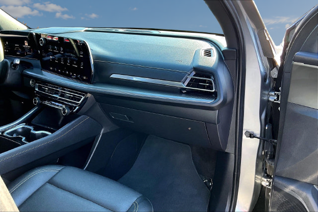 Used 2025 Chevrolet Traverse LT FWD image 25
