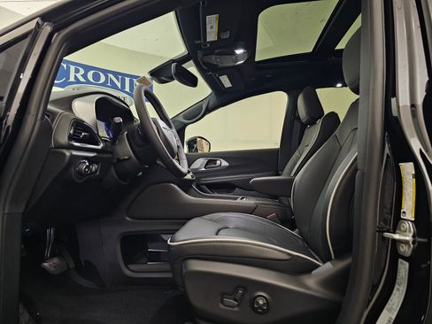 New 2026 Chrysler Pacifica Limited image 14